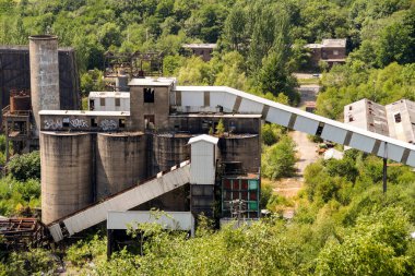 Pontypridd, Galler - Temmuz 2018: Pontypridd yakınlarındaki eski Cwm Kola Fırınlarının Derelict binaları