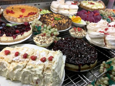 Bir restorandaki soğutulmuş dolapta sergilenen tatlıların çeşitliliği