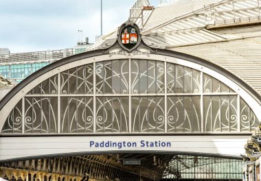 Londra, İngiltere Temmuz 2018: Londra Paddington tren istasyonunun girişinin üstünü imzalayın