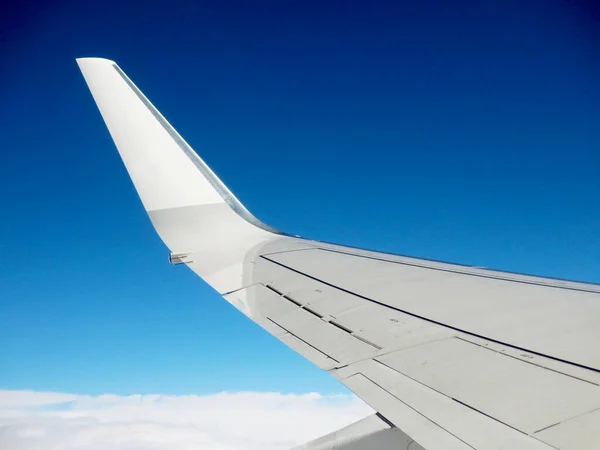 Ponta Asa Curva Avião Passageiros Contra Céu Azul Profundo Espaço — Fotografia de Stock