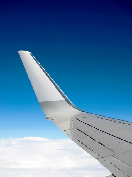 Gebogen Vleugelpunt Van Een Passagiersvliegtuig Tegen Een Diepblauwe Lucht Begrepen — Stockfoto