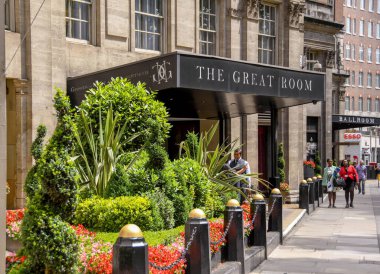 Londra, İngiltere - Haziran 2018: Londra 'nın merkezindeki Park Lane' deki Grosvenor House Oteli 'nin Büyük Oda girişinin dış görünümü
