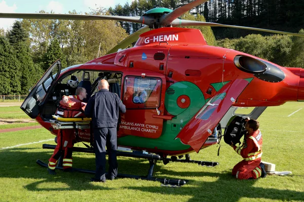 Rhondda Valley Wales 2017 Szeptember Wales Légimentési Szolgálat Helikopterét Felpakoló — Stock Fotó