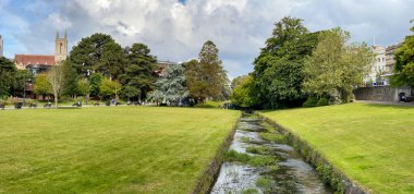 Bournemouth, Dorset, İngiltere - Haziran 2021: Şehir merkezindeki Lower Gardens halk parkının panoramik manzarası