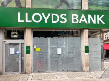 Londra, İngiltere - Ağustos 2021: Geçici olarak klonlanan Lloyds Bank 'ın bir şubesinin dış görünümü.