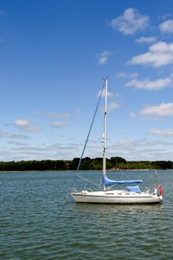 Poole, Dorset, İngiltere - Haziran 2021: Poole Limanı 'ndaki yelkenli tekne