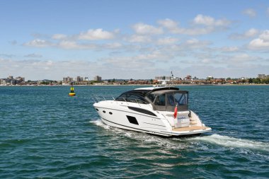 Poole, Dorset, İngiltere - Haziran 2021 Poole Limanı 'nın sakin sularında yüzen motorlu tekne