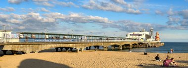 Bournemouth, Dorset, İngiltere - Haziran 2021: Bournemouth 'daki iskele ve plajın panoramik manzarası