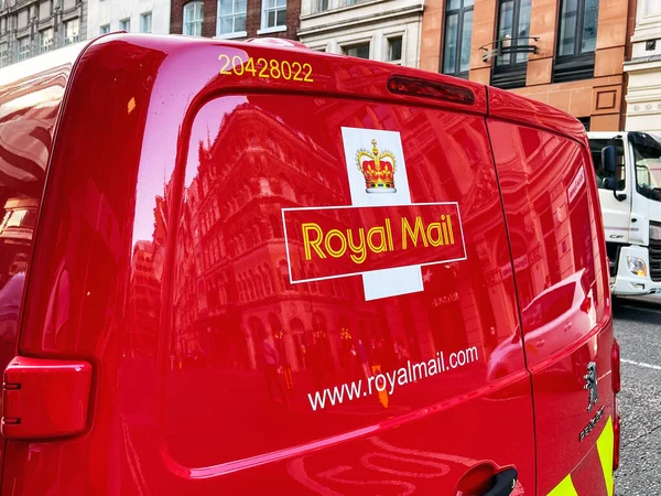 Londra, İngiltere - Ağustos 2021: Bir teslimat kamyonunun arkasındaki Kraliyet Posta logosunu kapatın