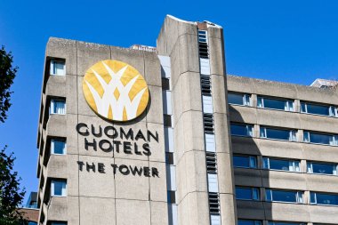 Londra, İngiltere - Ağustos 2021: Guoman Otelleri tarafından işletilen Tower Bridge 'deki Tower Hotel' in dışında imza atın