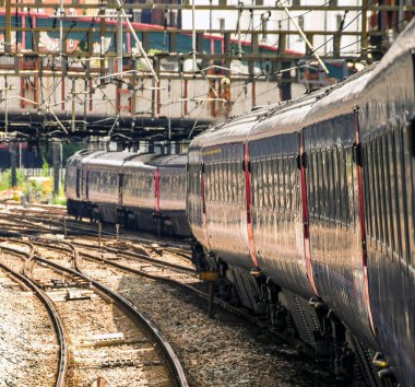 Londra, İngiltere - Haziran 2018: Londra 'ya yaklaşan bir eğitim ve elektrik kablolarının yanı