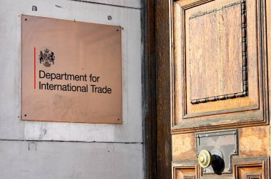 Londra, İngiltere - Ağustos 2021: İngiltere Hükümeti 'nin bir parçası olan Uluslararası Ticaret Bakanlığı' nın girişindeki duvarda plaket