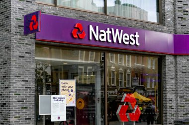 Londra, İngiltere - Ağustos 2021: Natwest 'in bir şubesinin dış görünüşü