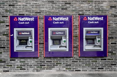 Londra, İngiltere - Ağustos 2021: Natwest 'in bir şubesinin dış duvarında nakit para sıraları