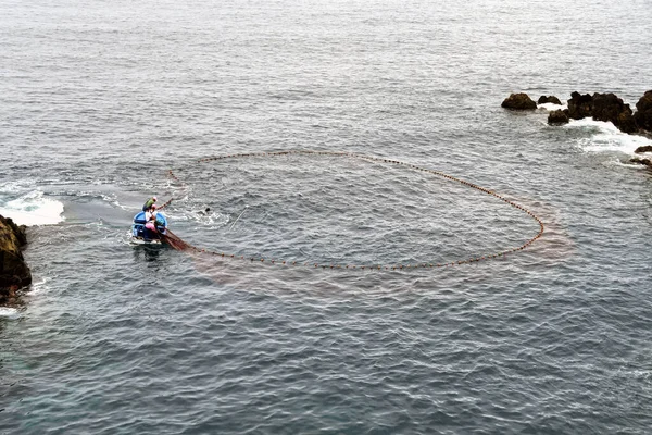 Madeira Portugal Fevereiro 2016 Pescadores Num Pequeno Barco Remo Arrastar — Fotografia de Stock