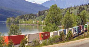 Banff Kamloops, Canda 'ya Giderken - Haziran 2018: Rocky Dağları' ndan geçen bir yük treniyle konteynırlar