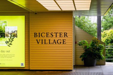Bicester, Oxfordshire, İngiltere - Haziran 2021: Bicester alışveriş merkezinin girişini imzalayın