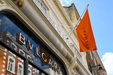 Londra, İngiltere - Ağustos 2021: New Bond Caddesi 'ndeki Bvlgari tasarım mağazasının ön görünümü