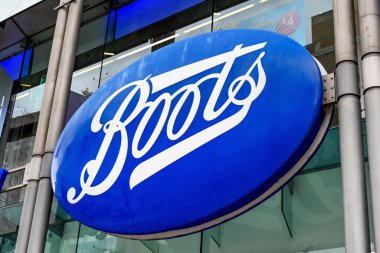 Londra, İngiltere - Ağustos 2021: Kimyager Boots 'un bir şubesinin girişinin üzerindeki büyük tabela