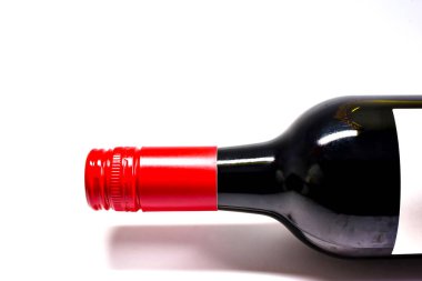 Beyaz arka planda bir şişe kırmızı şarabın kapağını ve boynunu kapatın. İnsan yok. Boşluğu kopyala.