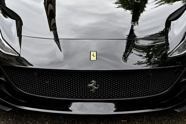 Londyn Anglia Sierpień 2021 Widok Bliska Odznaki Przodu Samochodu Ferrari — Zdjęcie stockowe