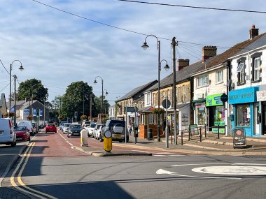 Talbot Green, Llantrisant, Galler - Ağustos 2021: Köyün merkezinden geçen ana cadde
