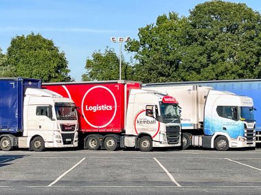 Worcestershire, İngiltere - Eylül 2021: Strensham 'daki M5 otoyol servis istasyonunda arka arkaya aralıksız park etmiş eklemli kamyonlar.