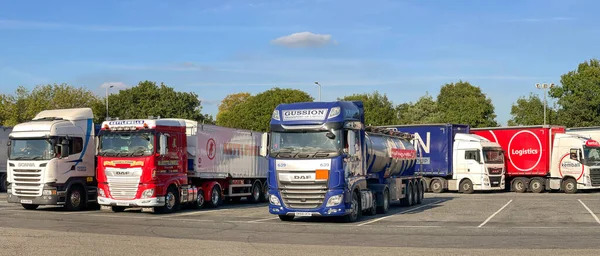 Worcestershire, İngiltere - Eylül 2021: Strensham 'daki M5 otoyol servis istasyonunda arka arkaya aralıksız park etmiş eklemli kamyonlar.