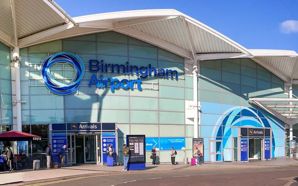 Birmingham Anglie Září 2021 Panoramatický Pohled Lidi Před Budovou Terminálu — Stock fotografie