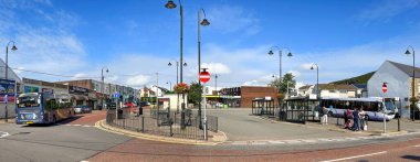 Talbot Green, Llantrisant, Galler - Ağustos 2021: Köyün merkezindeki otobüs durağının panoramik manzarası