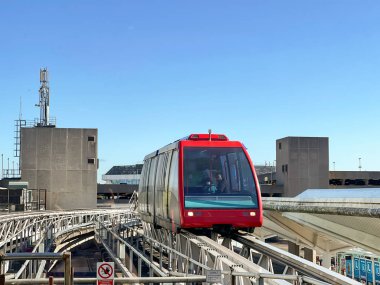 Birmingham, İngiltere - Eylül 2021: Birmingham Uluslararası Havalimanı ile Ulusal Sergi Merkezi ve tren istasyonu arasında yolcu alan sürücüsüz servis treni