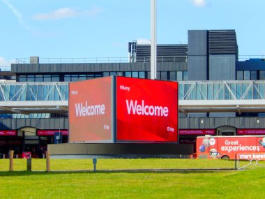 Birmingham, İngiltere - Eylül 2021: Ulusal Sergi Merkezi 'nin girişindeki büyük bir LED ekranda hoş geldiniz tabelası