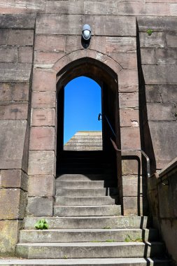 Chester, İngiltere - Temmuz 2021: Şehrin antik duvarları etrafındaki yaya yolunda bir dizi dik adım