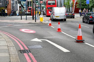 Londra, İngiltere - Ağustos 2021: Yol yüzeyine sürücülere Londra şehir merkezindeki trafik sıkışıklığı bölgesine girdiklerini bildiren sembol