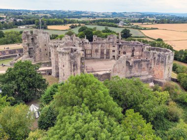 Raglan, Monmouthsire, Galler, İngiltere - 23 Ağustos 2025: Tarihi Raglan Kalesi 'nin havadan görünüşü. Bina 1430 'larda Gwent' in Mavi Şövalyesi Sir William ap Thomas tarafından kuruldu.