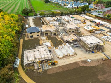 Toddington, Gloucestershire, İngiltere - 10 Ekim 2025: Toddington köyündeki lüks evlerin yeni bir konut geliştirme görüntüsü.