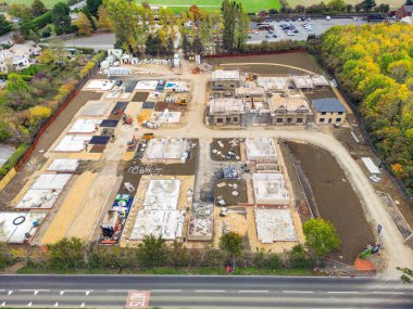 Toddington, Gloucestershire, İngiltere - 10 Ekim 2025: Toddington köyündeki lüks evlerin yeni bir konut geliştirme görüntüsü.