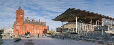 Cardiff, Wales UK - 5 Ekim 2025: Pierhead Binası ve Cardiff Bay 'deki Senedd Galler Parlamentosu binasının panoramik görünümü.