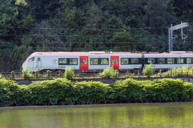 Cardiff, Wales, İngiltere - 23 Eylül 2025: 756 sefer sayılı Wales Taşımacılığı treni Güney Galler 'deki bir vadi hattında Cardiff' e yaklaşıyor.