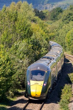 Cardiff, Wales, İngiltere - 23 Eylül 2025: Sınıf 800 yüksek hızlı tren Great Western Railway GWR tarafından işletiliyor Güney Galler 'deki ana hat üzerinden Swansea' ye gidiyor