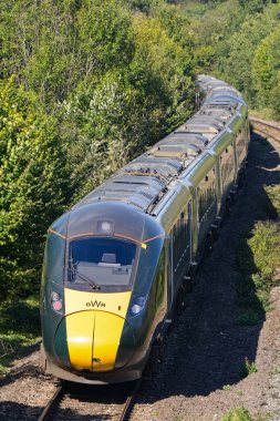 Cardiff, Wales, İngiltere - 23 Eylül 2025: Sınıf 800 yüksek hızlı tren Great Western Railway GWR tarafından işletiliyor Güney Galler 'deki ana hat üzerinden Swansea' ye gidiyor