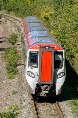 Cardiff, Wales, İngiltere - 23 Eylül 2025: 197 sefer sayılı Galler Taşımacılığı treni Güney Galler 'de Cardiff' e yaklaşıyor