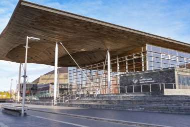 Cardiff, Wales UK - 5 Ekim 2025: Cardiff Bay 'deki Senedd Galler Parlamentosu binasının dış görünüşü.