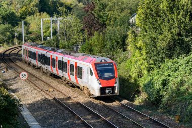 Cardiff, Wales, İngiltere - 23 Eylül 2025: 756 sefer sayılı Wales Taşımacılığı treni Güney Galler 'deki bir vadi hattında Cardiff' e yaklaşıyor.