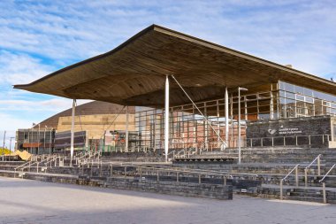 Cardiff, Wales UK - 5 Ekim 2025: Cardiff Bay 'deki Senedd Galler Parlamentosu binasının dış görünüşü.