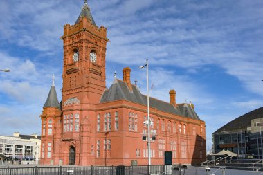 Cardiff, Wales UK - 5 Ekim 2025: Cardiff Körfezi 'ndeki Pierhead Binası' nın dış görünüşü.