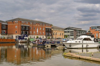 Worcester, Worcestershire, İngiltere, İngiltere - 24 Ağustos 2025: Worcester ve Birmingham Kanalı 'ndaki kanal havzasında demirlemiş dar botlar.