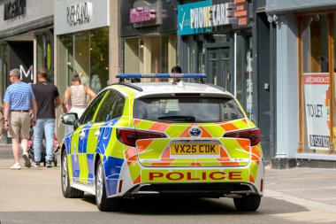 Worcester, Worcestershire, İngiltere - 24 Ağustos 2025: Batı Mercia Polis gücünün polis aracı şehrin alışveriş merkezinden yavaşça geçiyor