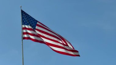 Amerika Birleşik Devletleri 'nin büyük bayrağı, Yıldızlar ve Stropes, rüzgarda hafifçe dalgalanan mavi gökyüzüne karşı izole edilmiş. 