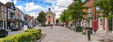 Thames, Oxfordshire, İngiltere 'de Henley - 20 Temmuz 2025: Thames' de Henley 'nin merkezinin panoramik manzarası